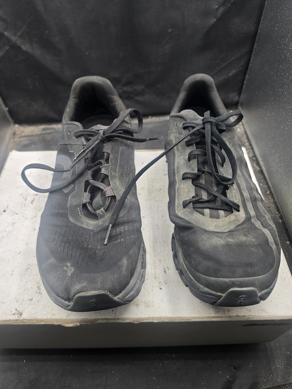 Men's Black Athletic Training Shoes with Cushioned Support, This Are Mismatched